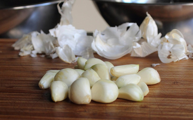 Tỏi Không chỉ được xem như một loại kháng sinh tự nhiên, bổ sung tỏi vào chế độ ăn còn giúp tăng cường chuyển hóa.