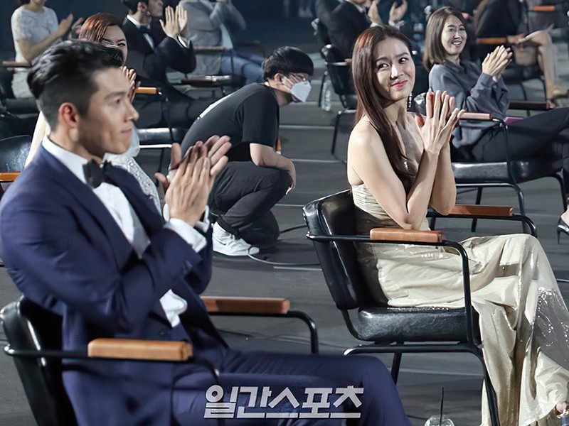 Hyun Bin và Son Ye Jin phủ nhận yêu đương cho đến khi Dispatch tung bằng chứng vào sáng ngày 1/1/2021 buộc cả hai phải thừa nhận là một cặp.