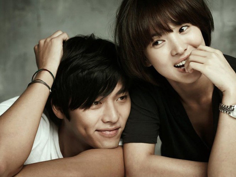 Năm 2009, Hyun Bin hẹn hò Song Hye Kyo sau khi đóng chung phim. 2 năm sau, vì công việc bận rộn và áp lực người hâm mộ, cả hai đường ai nấy đi.