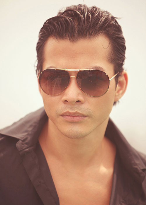 Ít ai biết, Trần Bảo Sơn từng có cuộc sống vất vả ở Mỹ. Theo An ninh thủ đô, bố mẹ nam diễn viên ly hôn năm anh mới 3 tuổi. Đến năm 10 tuổi, Trần Bảo Sơn theo mẹ sang Mỹ.