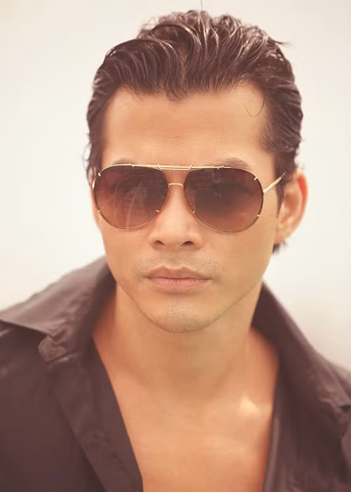 Ít ai biết, Trần Bảo Sơn từng có cuộc sống vất vả ở Mỹ. Theo An ninh thủ đô, bố mẹ nam diễn viên ly hôn năm anh mới 3 tuổi. Đến năm 10 tuổi, Trần Bảo Sơn theo mẹ sang Mỹ.