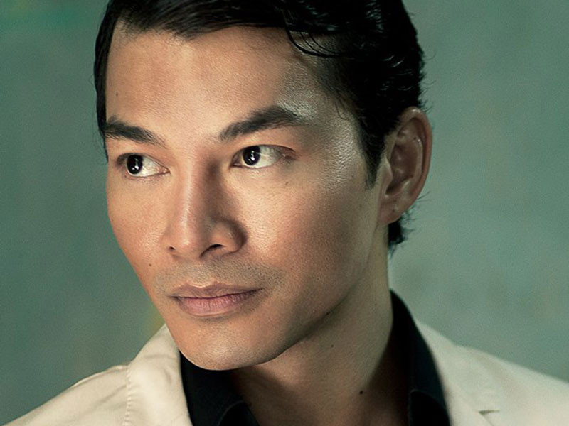 “Thời điểm năm 2001, tôi rơi vào bế tắc, hoàn toàn “trắng tay”, nhưng rất may sau đó, tôi đã dùng hết sức lực vươn lên, không để mình rơi xuống vực thẳm. Và rồi cuối cùng, tôi cũng đã xoay chuyển được tình thế. Không biết trước được ngày mai sẽ thành công hay thất bại, tôi chỉ biết nỗ lực, cố gắng 100% mỗi ngày”, Trần Bảo Sơn kể.