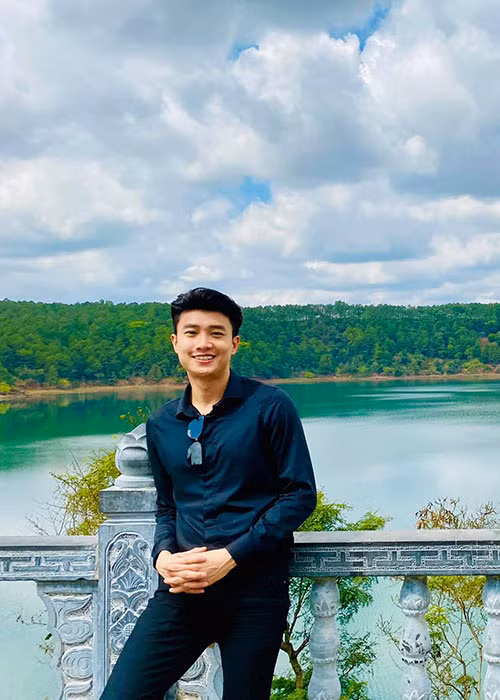 Sau khi "Về nhà đi con" kết thúc, Quốc Trường gây chú ý vì thường xuyên thả thính các mỹ nhân Việt như Midu, Mai Phương Thúy, Tiểu Vy.