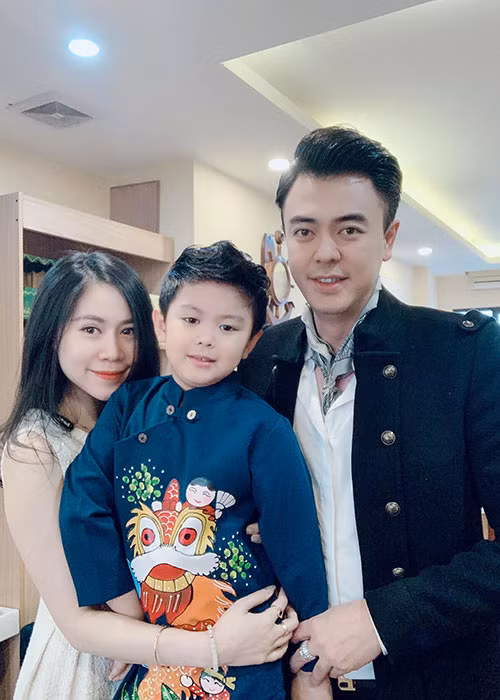 2 năm sau khi MC Tuấn Tú đóng “Về nhà đi con”, tổ ấm của nam nghệ sĩ này hiện tại vẫn hạnh phúc.
