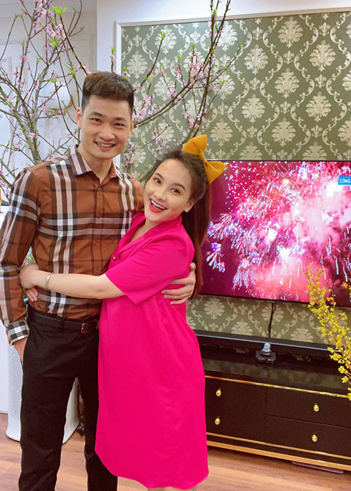 Đóng Thư trong "Về nhà đi con", Bảo Thanh hiện tại mang bầu lần 2. Trước lần bầu bí này, cô đã có một cậu con trai với ông xã Đức Thắng.