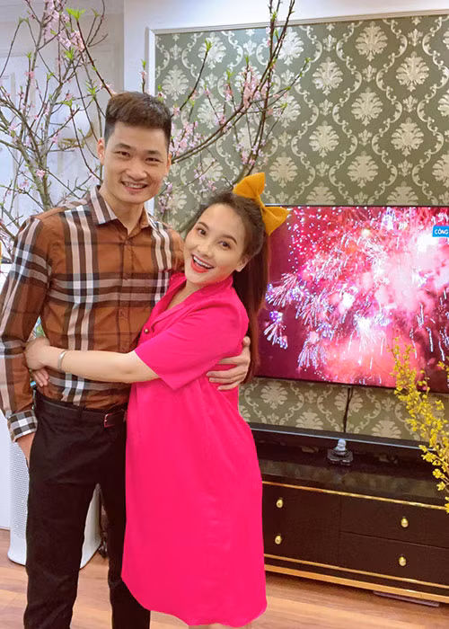 Đóng Thư trong "Về nhà đi con", Bảo Thanh hiện tại mang bầu lần 2. Trước lần bầu bí này, cô đã có một cậu con trai với ông xã Đức Thắng.