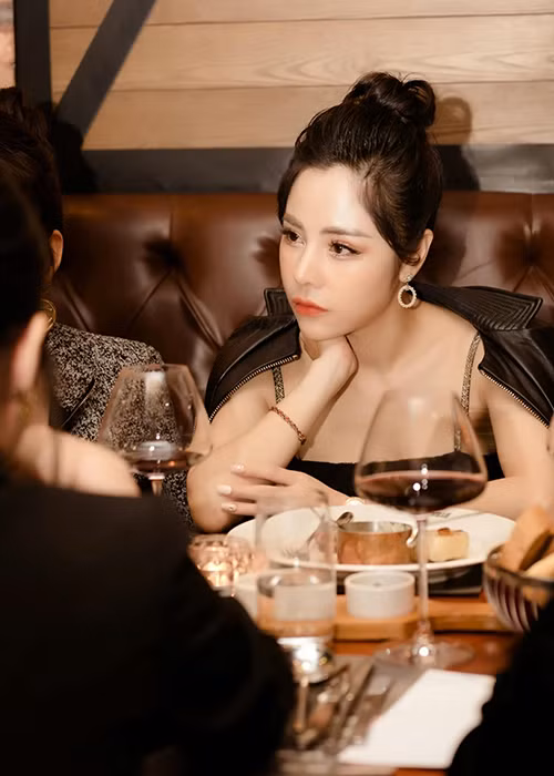 Nữ MC ngày càng gợi cảm, trẻ trung khiến Huỳnh Anh say đắm.