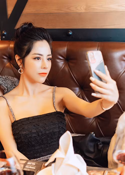 Từ khi hẹn hò Huỳnh Anh, Bạch Lan Phương nhận được sự chú ý của nhiều cư dân mạng.