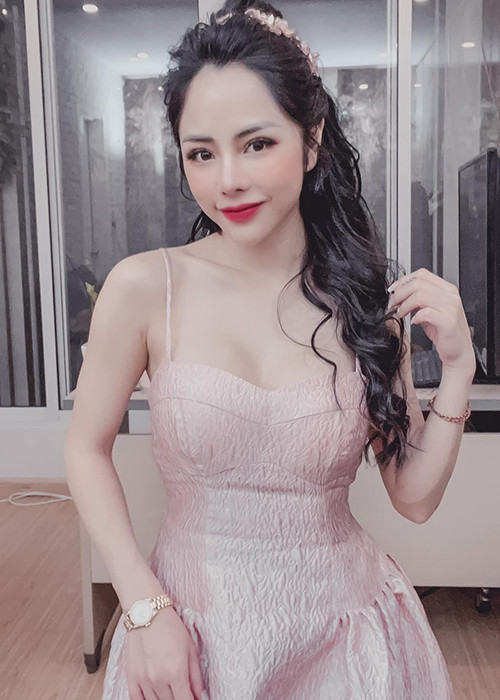 Nữ MC được khen ngày càng trẻ ra sau khi hẹn hò Huỳnh Anh.