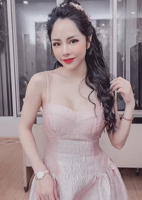 Nữ MC được khen ngày càng trẻ ra sau khi hẹn hò Huỳnh Anh.