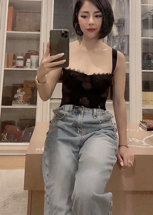 Bạch Lan Phương có gu thời trang sành điệu.