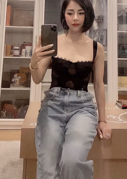 Bạch Lan Phương có gu thời trang sành điệu.