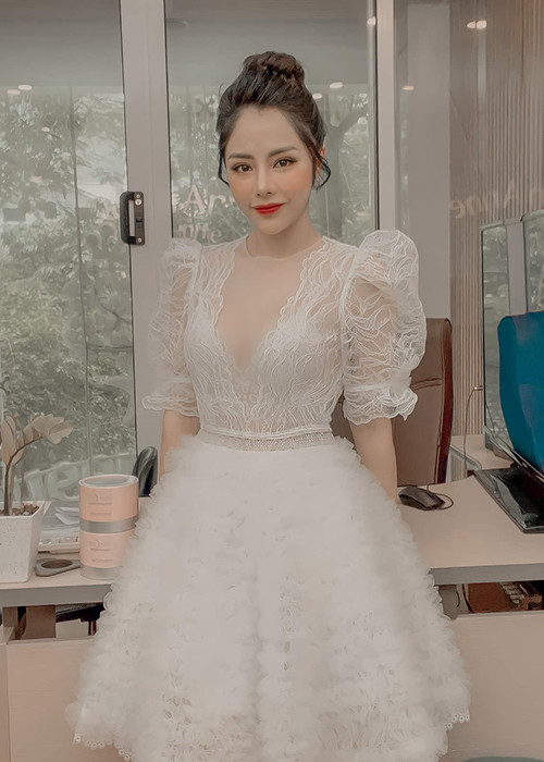 Bạch Lan Phương nhắn nhủ bạn bè chờ ngày nhận thiệp hồng của cô và Huỳnh Anh.