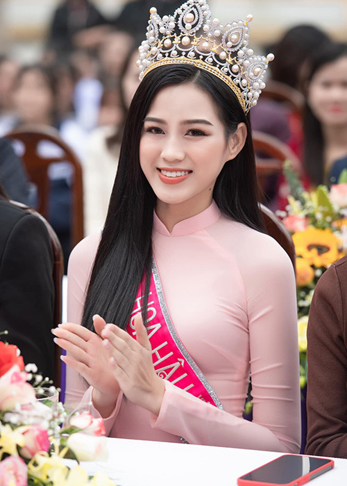 Nụ cười rạng rỡ, gương mặt thanh tú giúp Đỗ Thị Hà ghi điểm.