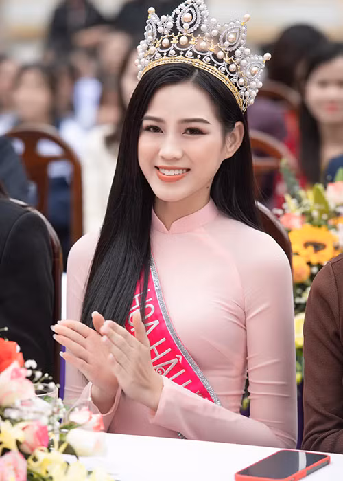 Nụ cười rạng rỡ, gương mặt thanh tú giúp Đỗ Thị Hà ghi điểm.