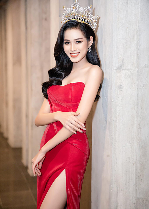 Hoa hậu Đỗ Thị Hà hút hồn người đối diện trong chiếc váy cúp ngực, xẻ tà cao giúp khoe đôi chân nuột nà trứ danh.