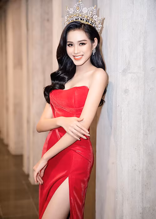 Hoa hậu Đỗ Thị Hà hút hồn người đối diện trong chiếc váy cúp ngực, xẻ tà cao giúp khoe đôi chân nuột nà trứ danh.