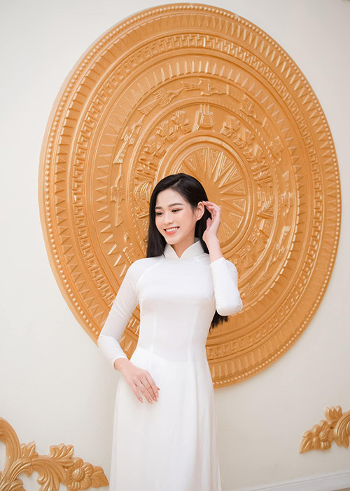 Diện áo dài kín đáo, mỹ nhân sinh năm 2001 vẫn đẹp mê hoặc người đối diện.