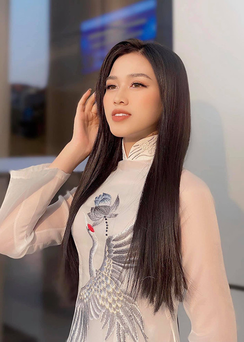 Nàng hoa hậu đến từ Thanh Hoa đến nay vẫn lựa chọn phong cách khá an toàn.