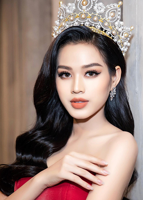 Hoa hậu Việt Nam 2020 lựa chọn phong cách gợi cảm nhưng không quá táo bạo.