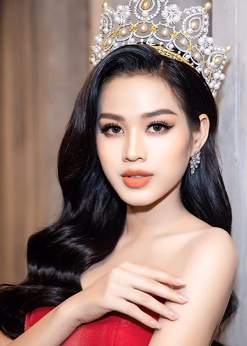 Hoa hậu Việt Nam 2020 lựa chọn phong cách gợi cảm nhưng không quá táo bạo.