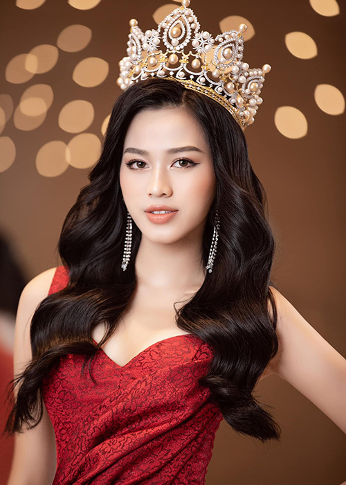 10X thăng hạng nhan sắc kể từ khi đoạt ngôi vị cao nhất của cuộc thi Hoa hậu Việt Nam.