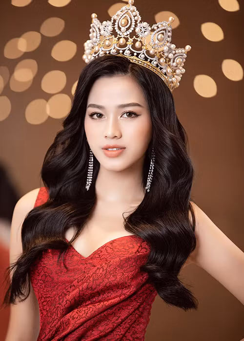 10X thăng hạng nhan sắc kể từ khi đoạt ngôi vị cao nhất của cuộc thi Hoa hậu Việt Nam.