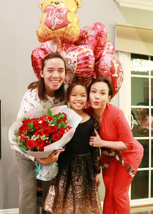 Nữ nghệ sĩ chia sẻ, trước mỗi lần rời Mỹ về Việt Nam hoạt động nghệ thuật, cô chăm lo cho chồng và con như nấu nướng, làm những món ăn anh thích như thịt kho, cá kho… để thể hiện sự quan tâm của mình với chồng.