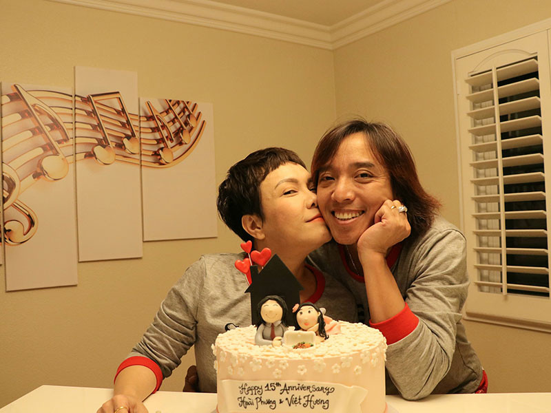 Ông xã Việt Hương sở hữu khuôn mặt khá lãng tử với mái tóc dài. Anh đỗ thủ khoa ngành kèn clarinet, Nhạc viện Hà Nội. Thời còn sinh viên, anh kết hợp cùng ca sĩ Bằng Kiều thành lập nhóm nhạc. Sau khi tốt nghiệp, Hoài Phương sang Mỹ du học và định cư tại đây.