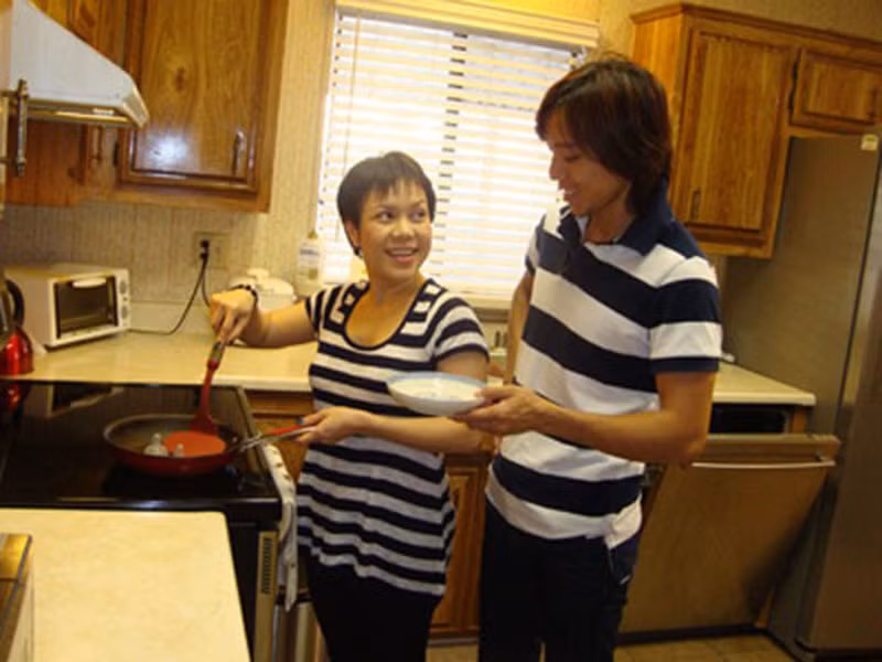 Hoài Phương hết mực yêu thương vợ con. Việt Hương chia sẻ trên Vietnamnet, Hoài Phương hỗ trợ cô về kinh doanh mỹ phẩm, nhà hàng từ giấy tờ, thương lượng đối tác, mua nguyên liệu, giá cả.