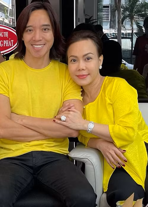 Diễn viên Hữu Tín mới đây chia sẻ, Hoài Phương - ông xã Việt Hương có nhiều ưu điểm như không hút thuốc, không rượu bia, chỉ thương mỗi gia đình đồng thời quá tài giỏi, lãng tử.