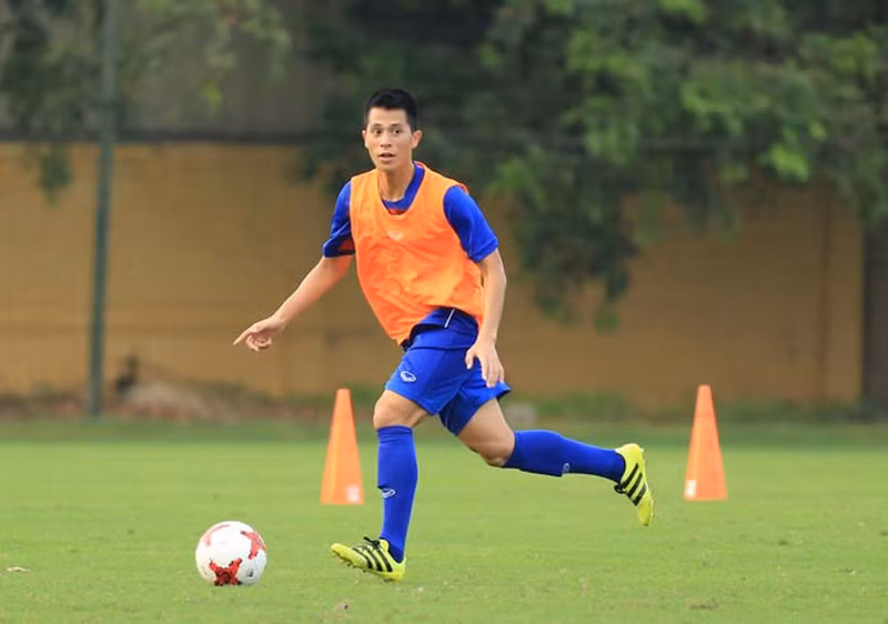 Bong da Viet Nam: Doi hinh tuoi Suu 'ganh vac tuong lai'-Hinh-3