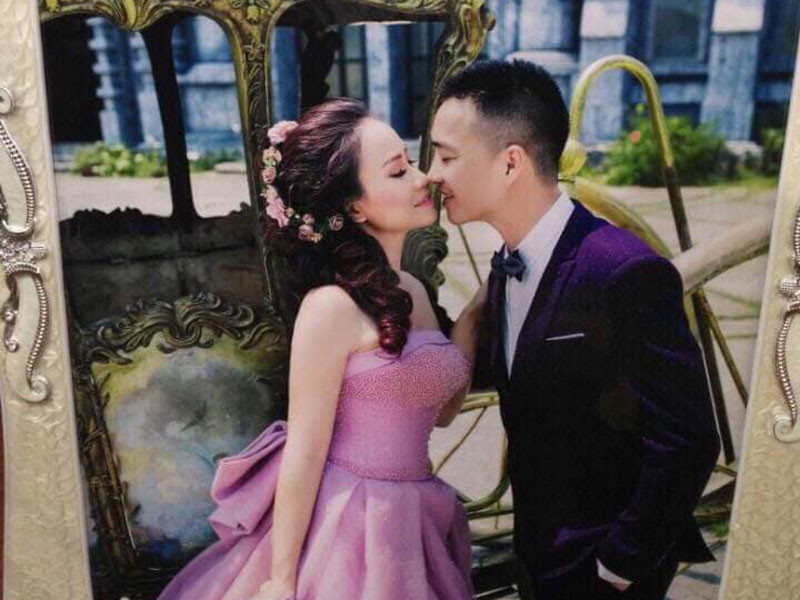 Cao Thắng kém Hoàng Yến 3 tuổi. Trước khi đến với nữ diễn viên, anh chưa từng kết hôn trong khi Hoàng Yến qua 3 lần đò, có hai cô con gái riêng.