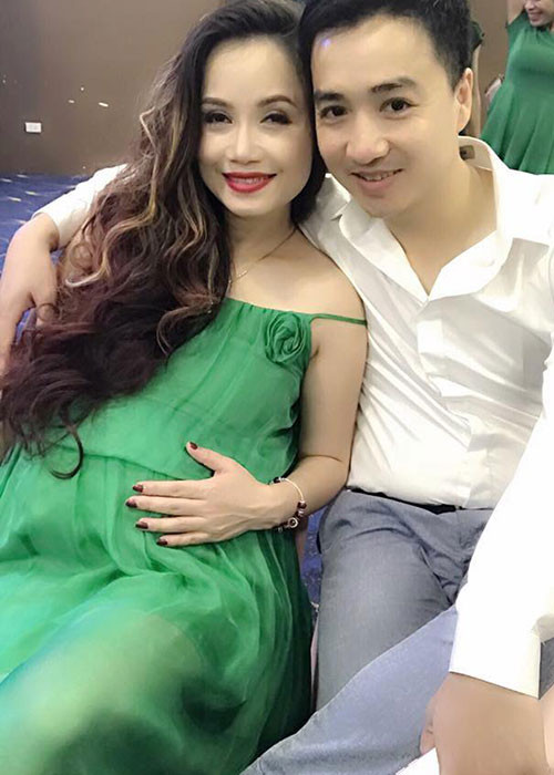 Khi Hoàng Yến mang bầu, Cao Thắng hết mực chăm sóc vợ.