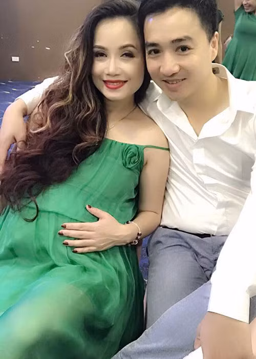 Khi Hoàng Yến mang bầu, Cao Thắng hết mực chăm sóc vợ.