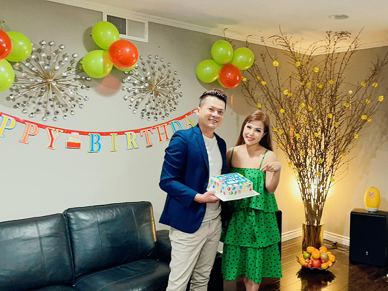 Trên trang cá nhân, diễn viên Hoàng Anh vừa chia sẻ hình ảnh bữa tiệc sinh nhật ấm cúng bên những người bạn ở Mỹ.