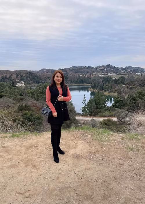 "Cũng đã lên được nơi mà mình muốn đến. Lên đến đây thấy lòng mình thật bình yên, thanh thản và lấy được phần nào năng lượng tích cực để chuẩn bị cho năm mới”, vợ cũ Hoàng Anh viết.