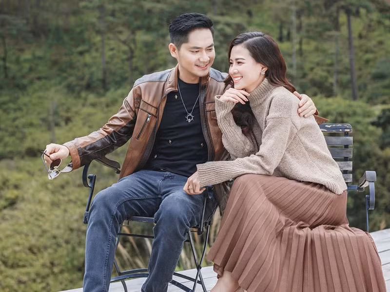  Diễn viên Minh Luân vừa công khai hẹn hò nữ ca sĩ Thiên Hương. Cả hai quen nhau vào năm 2018.