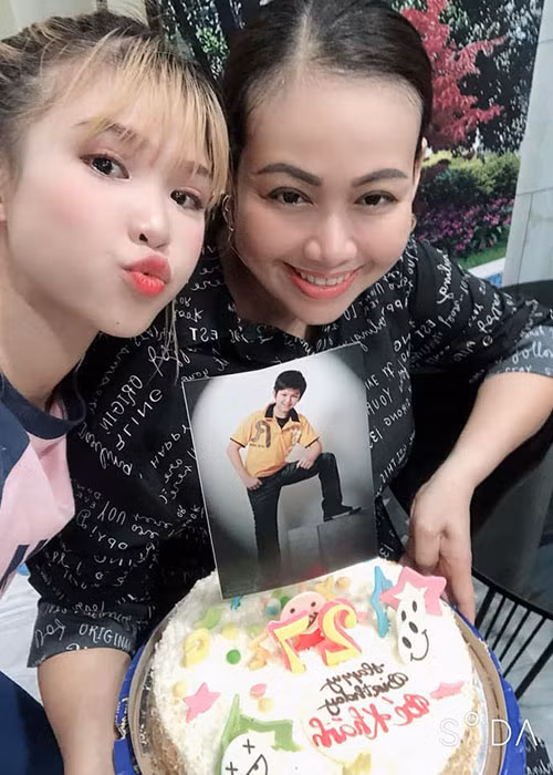 Trên trang cá nhân, má Vân thường xuyên chia sẻ hình ảnh bên con dâu, kêu gọi khán giả ủng hộ các ca khúc của Khởi My. Đáng chú ý, khi Khởi My và Kelvin Khánh quyết định không sinh con, tình cảm mẹ chồng nàng dâu dường như không thay đổi.