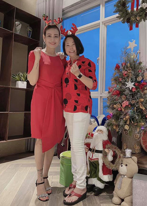 Mẹ chồng Khởi My ăn mặc khá sành điệu.