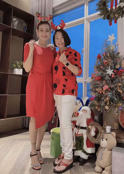 Mẹ chồng Khởi My ăn mặc khá sành điệu.