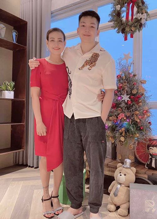 Dịp Giáng sinh 2020, mẹ chồng Khởi My diện váy đỏ, đi giày cao gót.