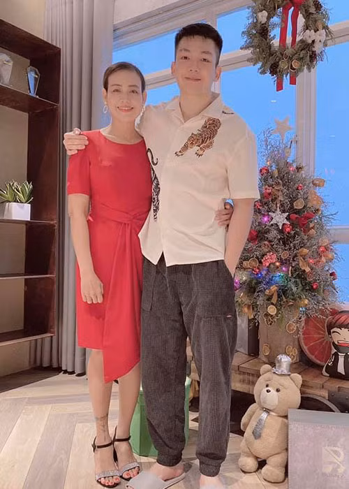 Dịp Giáng sinh 2020, mẹ chồng Khởi My diện váy đỏ, đi giày cao gót.