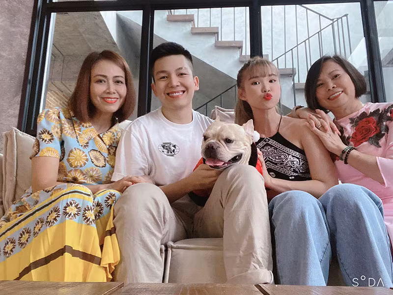 Fan mừng thay cho Khởi My có mẹ chồng vừa trẻ đẹp lại yêu thương con dâu.