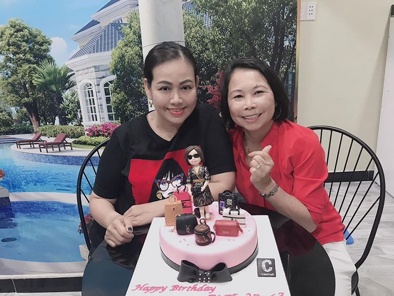 Má Vân và má Năm - mẹ chồng và mẹ đẻ của Khởi My có mối quan hệ rất thân thiết.