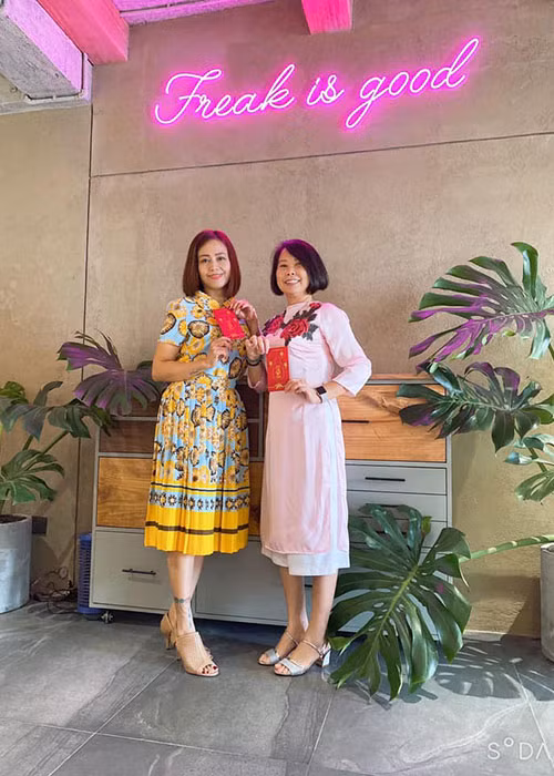 Đón Tết Nguyên đán 2021, má Vân tiếp tục gây chú ý bởi nhan sắc không tuổi.