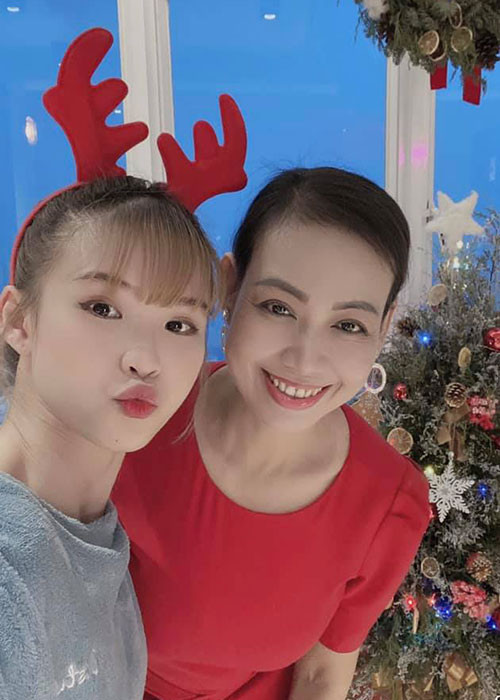 Fan của Khởi My và Kelvin Khánh dành những lời khen ngợi cho nhan sắc của má Vân.