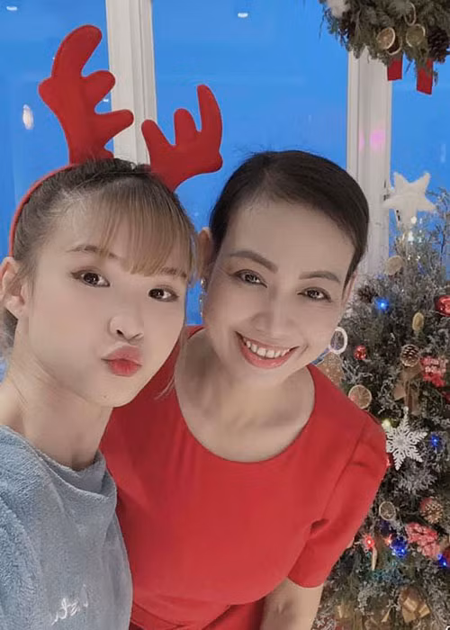 Fan của Khởi My và Kelvin Khánh dành những lời khen ngợi cho nhan sắc của má Vân.