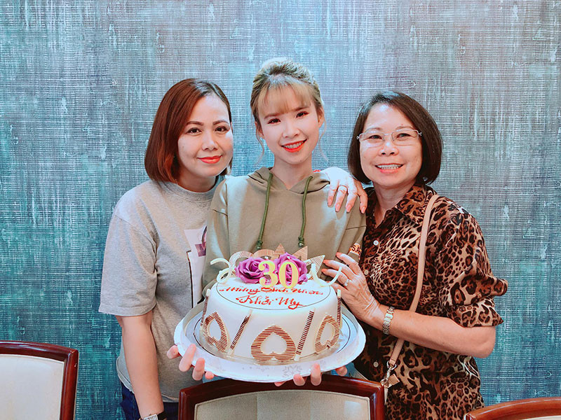 Mẹ chồng của Khởi My ở độ tuổi ngoài 60 nhưng nhan sắc của bà vẫn trẻ trung.