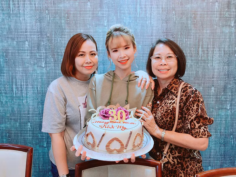 Mẹ chồng của Khởi My ở độ tuổi ngoài 60 nhưng nhan sắc của bà vẫn trẻ trung.